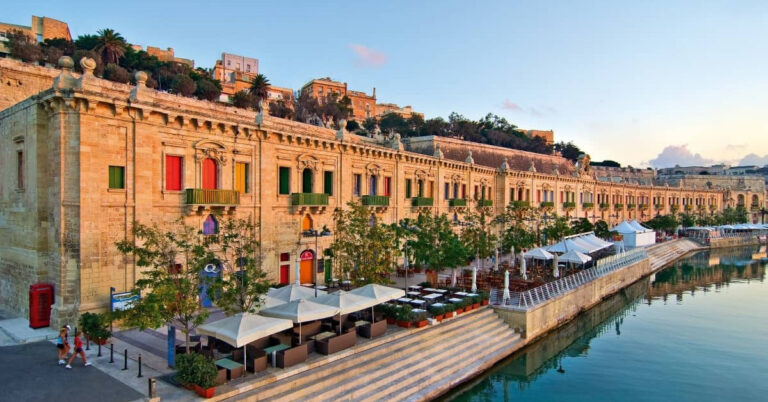 Bâtiment historique avec des fenêtres colorées au bord de l'eau