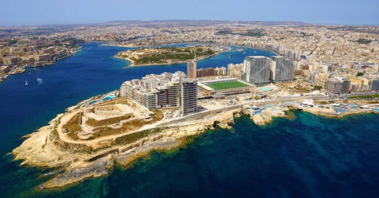 Vue aérienne de la côte de Malte avec un stade et des bâtiments modernes