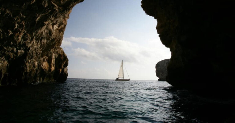 mprp-malte Voilier naviguant près d'une grotte rocheuse sur la mer