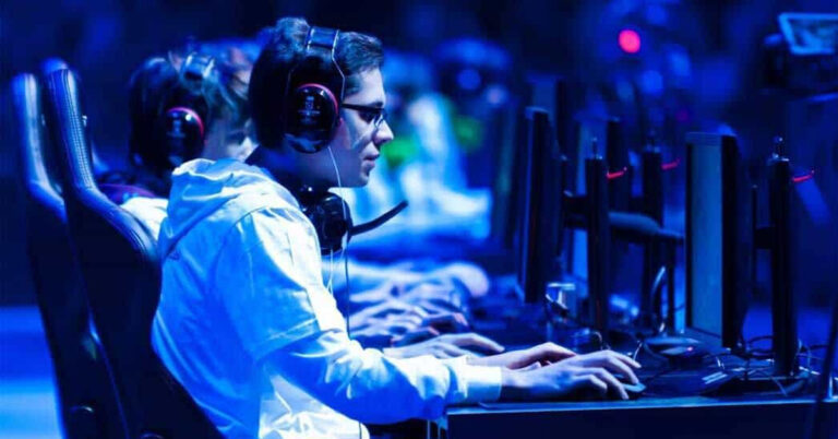 Joueur d'e-sport concentré avec casque et micro, éclairage bleu