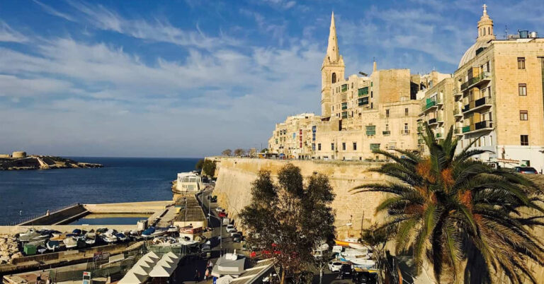 Vue sur La Valette, Malte, avec la mer et un palmier