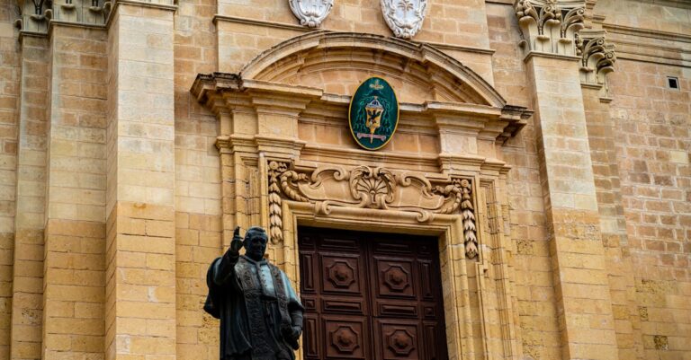 découvrez malte, un archipel méditerranéen riche en histoire, culture et paysages époustouflants. explorez ses charmantes villes, ses plages ensoleillées et ses sites classés au patrimoine mondial de l'unesco. parfait pour des vacances inoubliables !